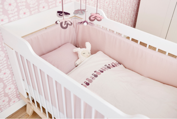 Babybett von Lifetime in weiß mit Absetzung in Birke natur